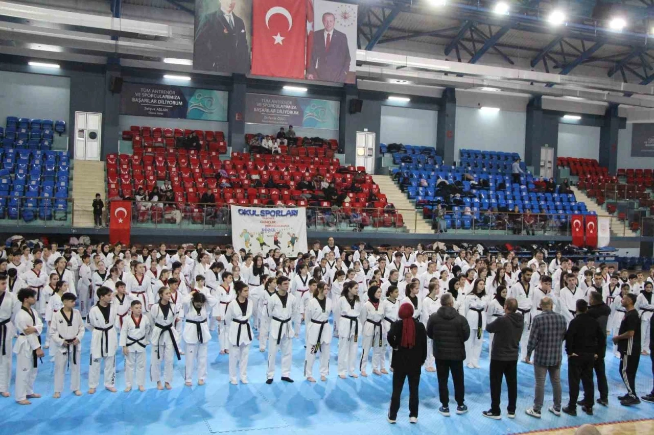 Taekwondo siyah kuşak terfi sınavları D&uuml;zce&rsquo;de yapıldı
