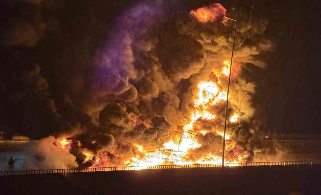 TAG Otoyolu&rsquo;nda bebek bezi y&uuml;kl&uuml; tır alev alev yandı
