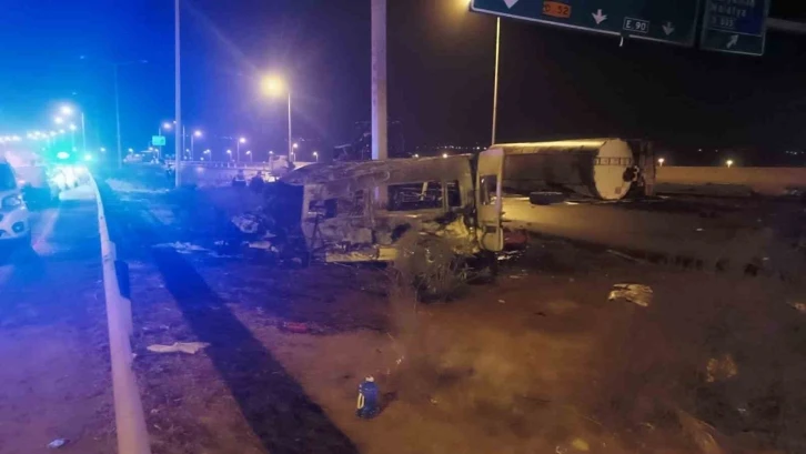 TAG Otoyolu&rsquo;nda freni patlayan tır dehşet sa&ccedil;tı: 3 &ouml;l&uuml;, 11 yaralı
