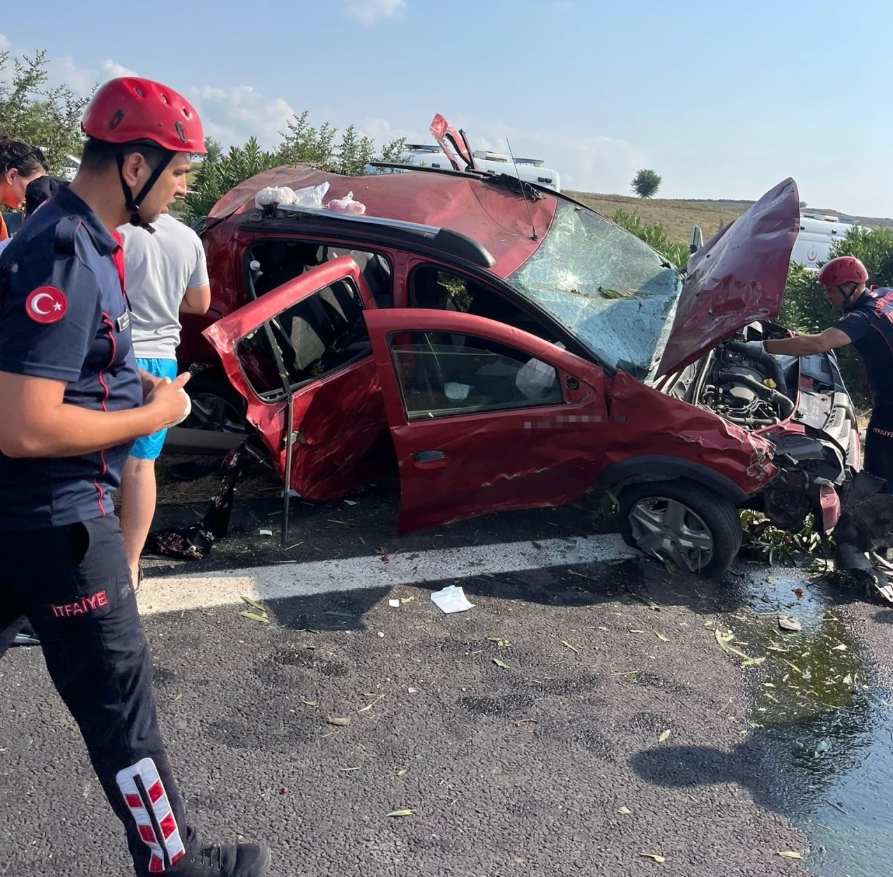 TAG Otoyolu&rsquo;nda otomobil bariyerlere &ccedil;arptı: 1&rsquo;i &ccedil;ocuk 5 yaralı

