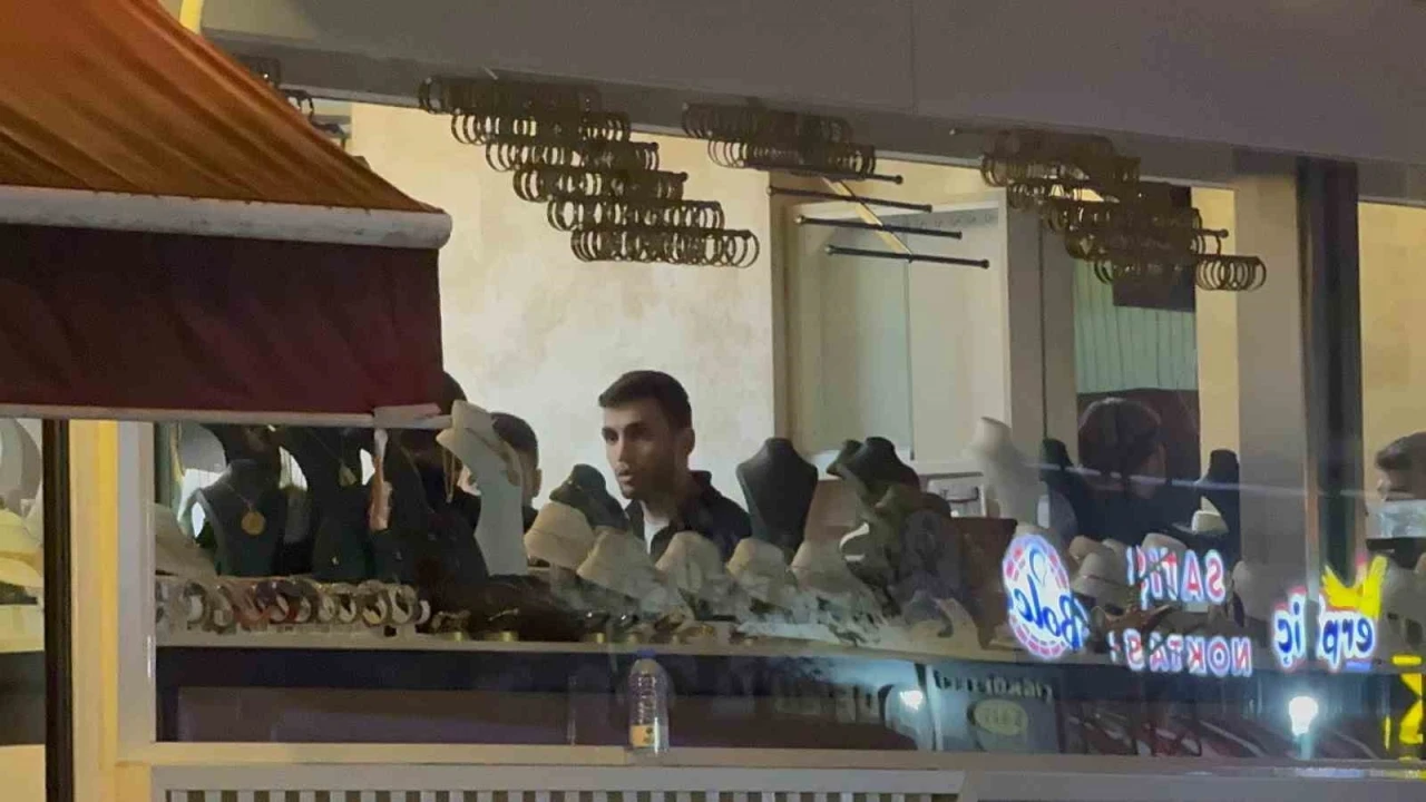 Tahliye edilen binada kuyumcu alarmı: Ziynet eşyalarını dakikalar içinde topladı