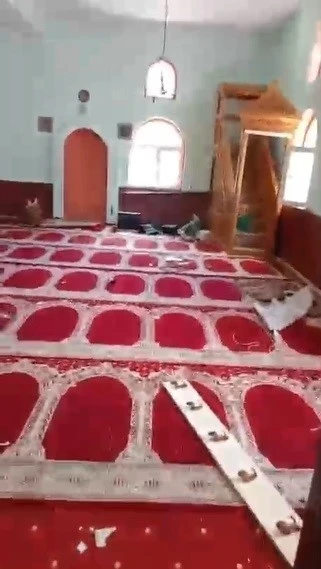 Tahrip edilen k&ouml;y camisi belediye ekiplerince yeniden ibadete hazır hale getirildi
