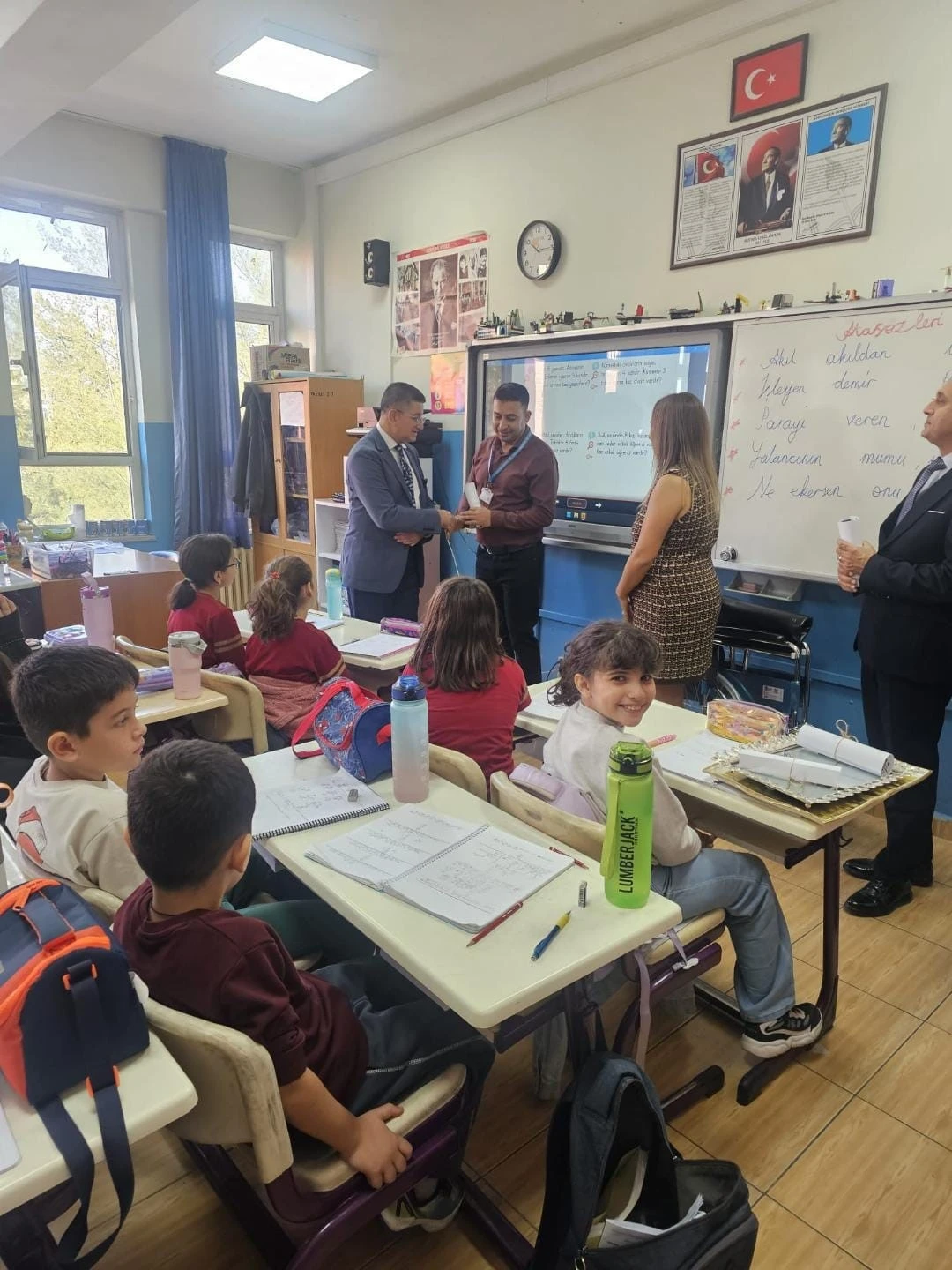 Takdir toplayan davranış: Hediye kabul etmeyen öğretmenlerinin adına tekerlekli sandalye desteğinde bulundular
