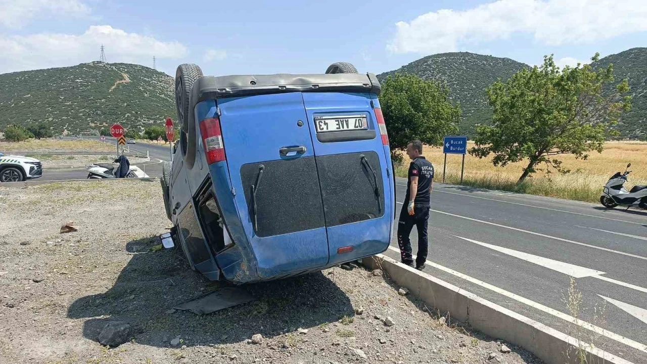 Takla atan araç içerisinde sıkışan sürücü itfaiye ekipleri tarafından çıkarıldı
