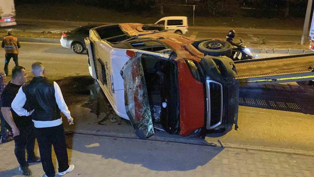 Takla atan minibüs hurdaya döndü: 1 yaralı
