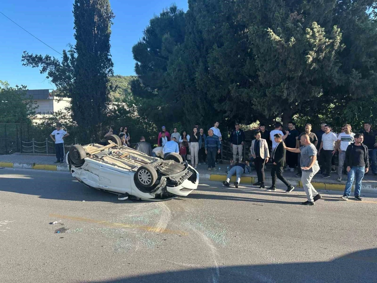 Takla atan otomobildeki 5 kişi yaralandı
