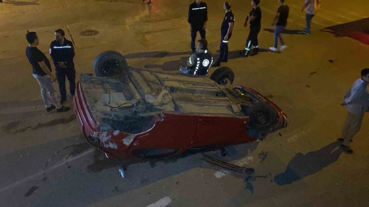 Takla atan otomobilden burunları bile kanamadan &ccedil;ıktılar
