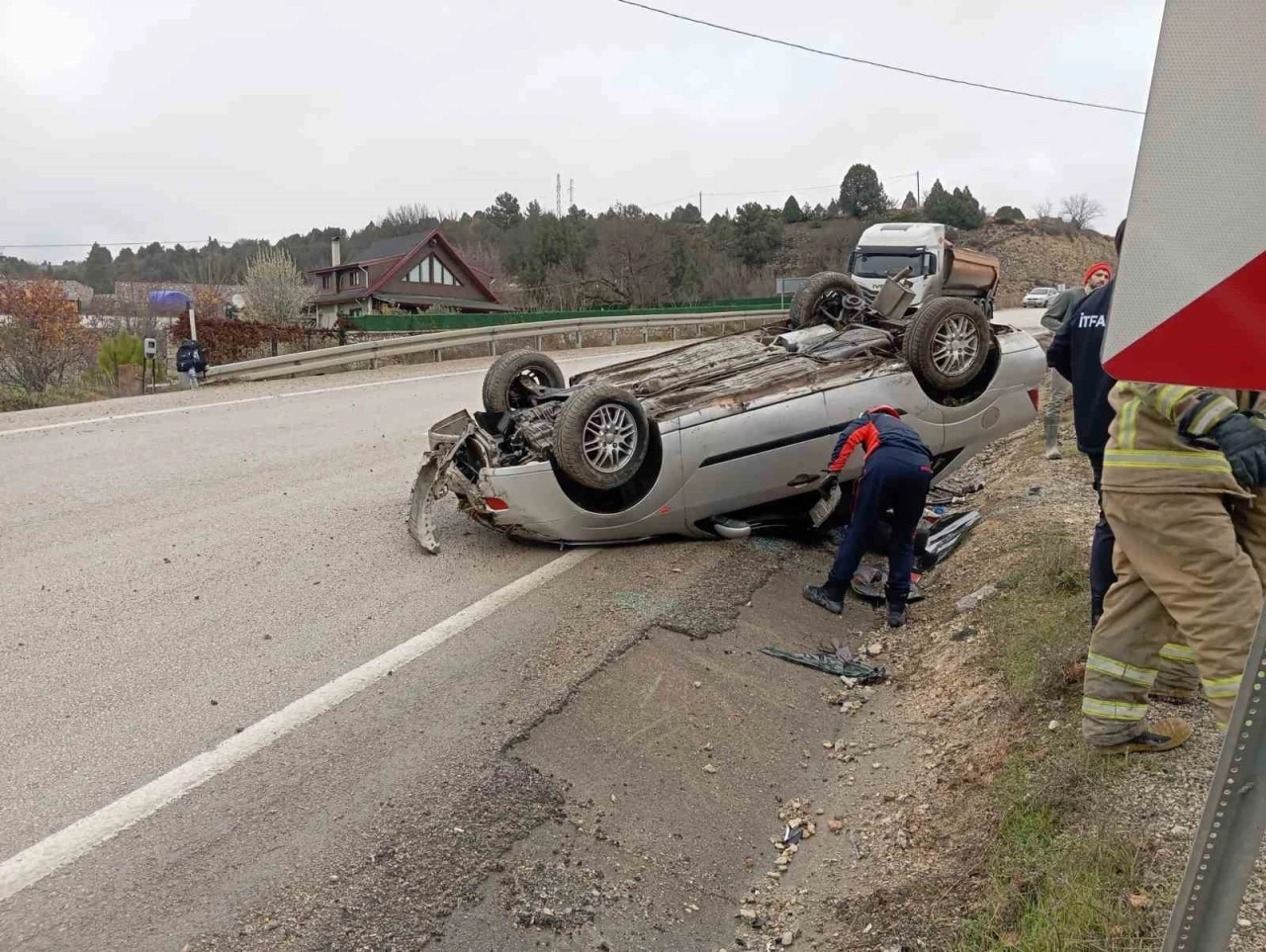 Takla atan otomobilden yara almadan kurtuldu
