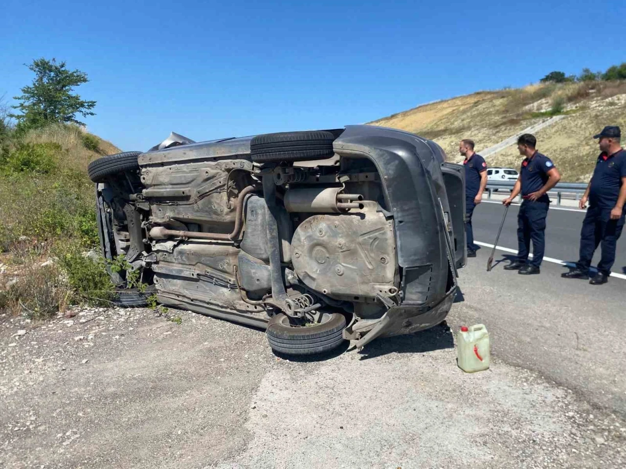 Takla atan otomobilden yara almadan kurtuldular
