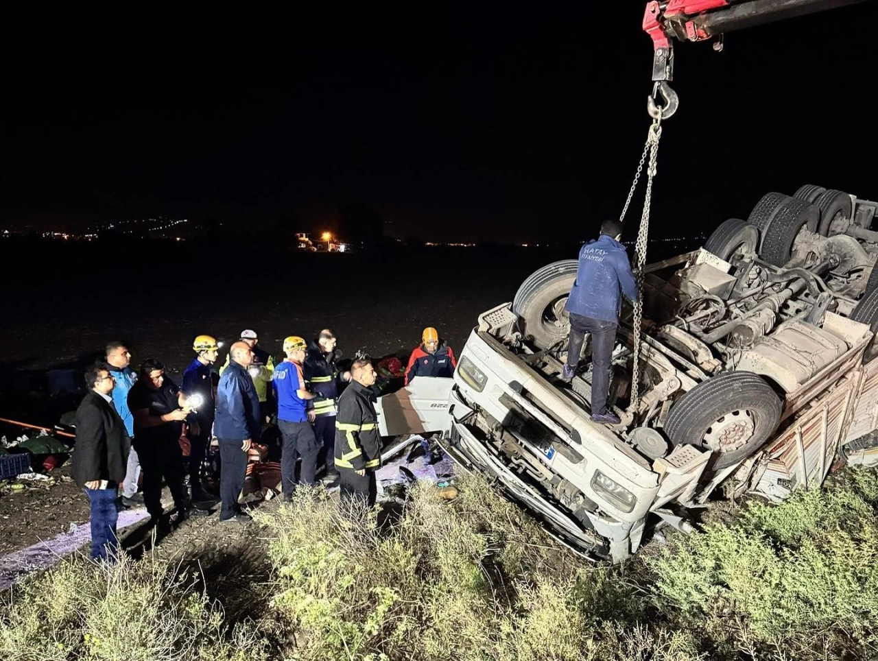 Takla atan tır ters döndü: 1 ölü, 1 yaralı

