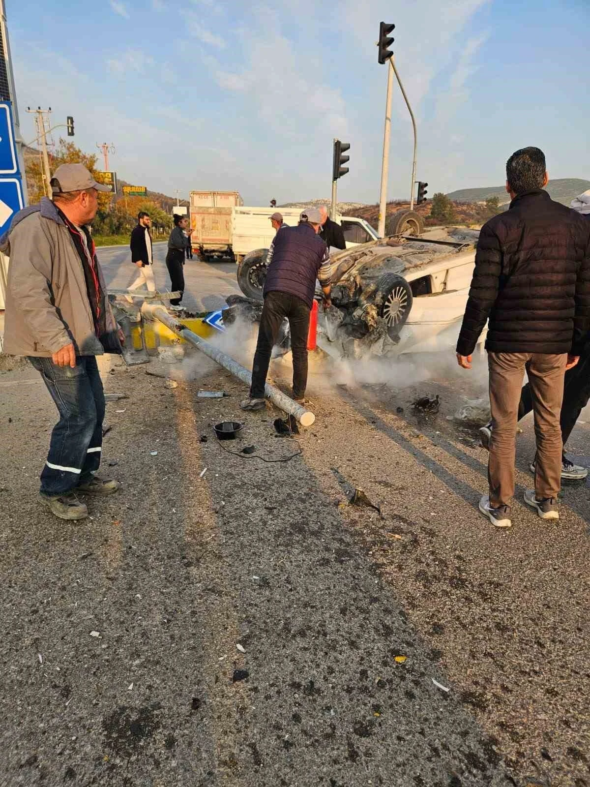 Takla atarak hurdaya d&ouml;nen ara&ccedil;ta gelin ve kaynana yaralandı
