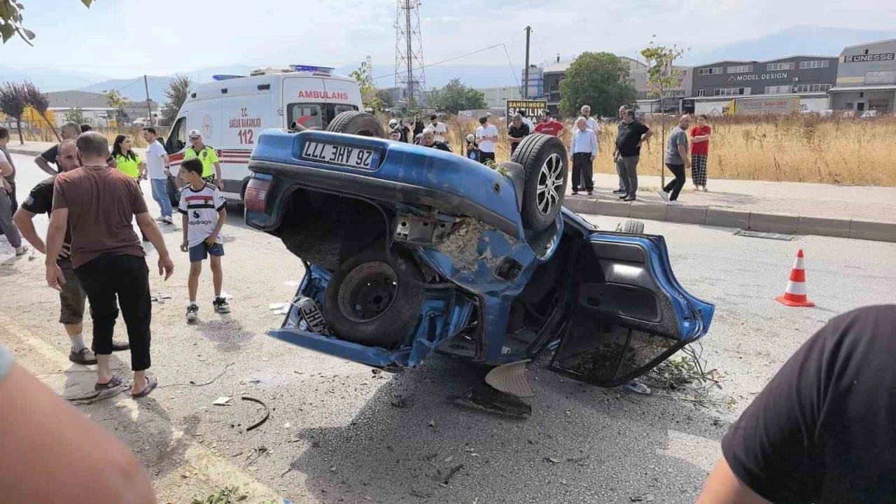 Takla atarak karşı yöne geçti: 2 yaralı
