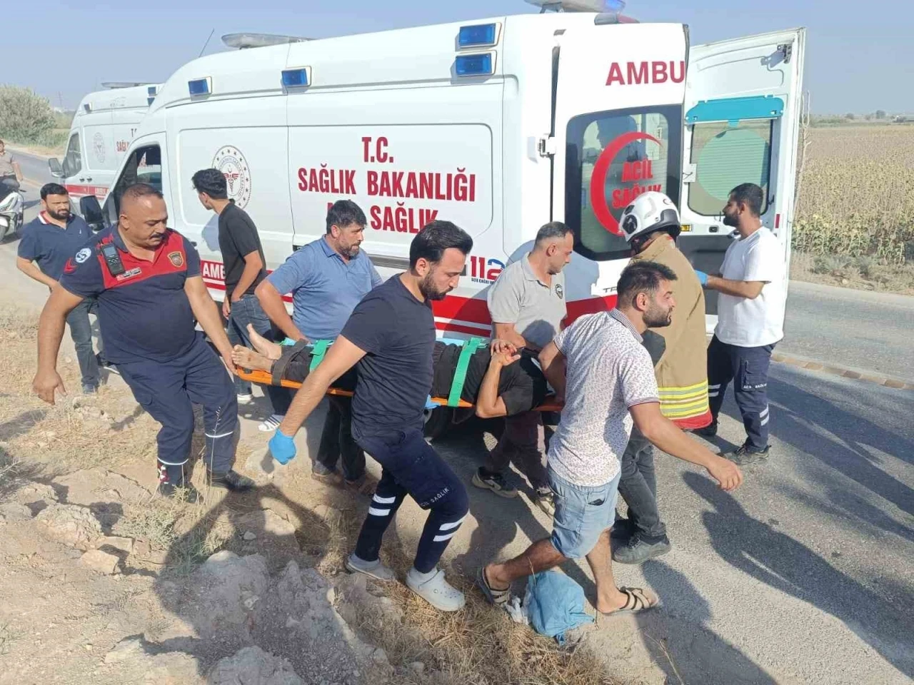 Takla atarak ters dönen hafif ticari araçtaki 7 kişi yaralandı