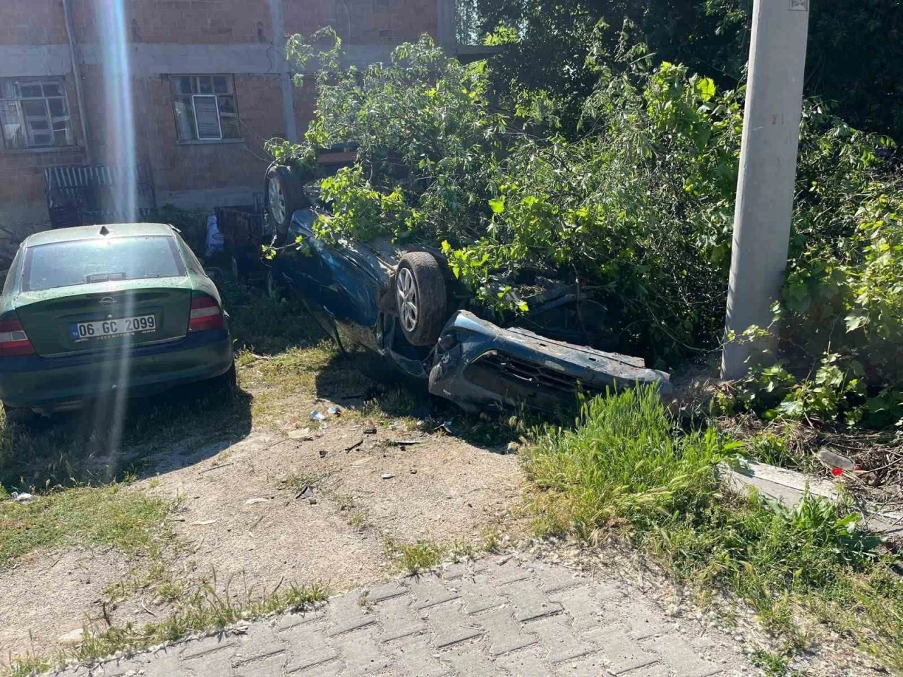 Takla atıp bah&ccedil;eye devrilen otomobilin s&uuml;r&uuml;c&uuml;s&uuml; yaralandı
