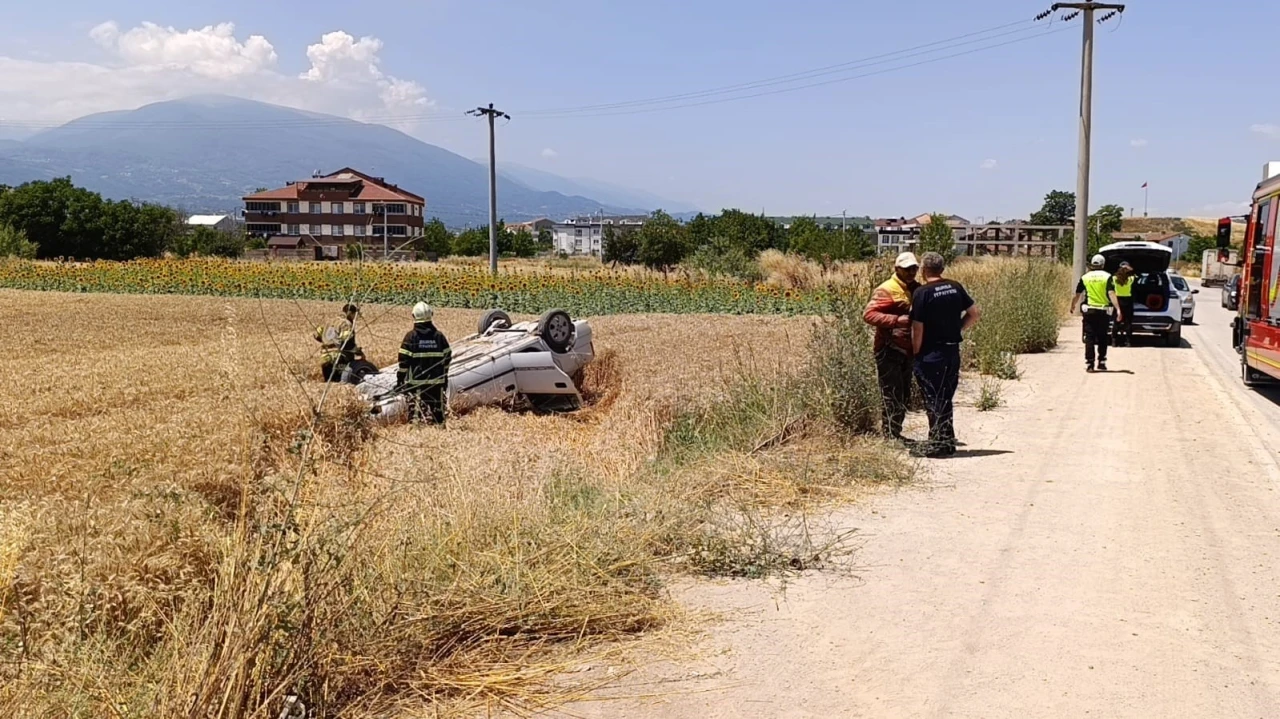 Taklalar atan otomobil buğday tarlasına u&ccedil;tu: 1 yaralı
