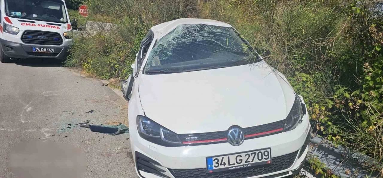 Taklalar atan otomobil uçuruma yuvarlanmaktan son anda kurtuldu: 5 yaralı
