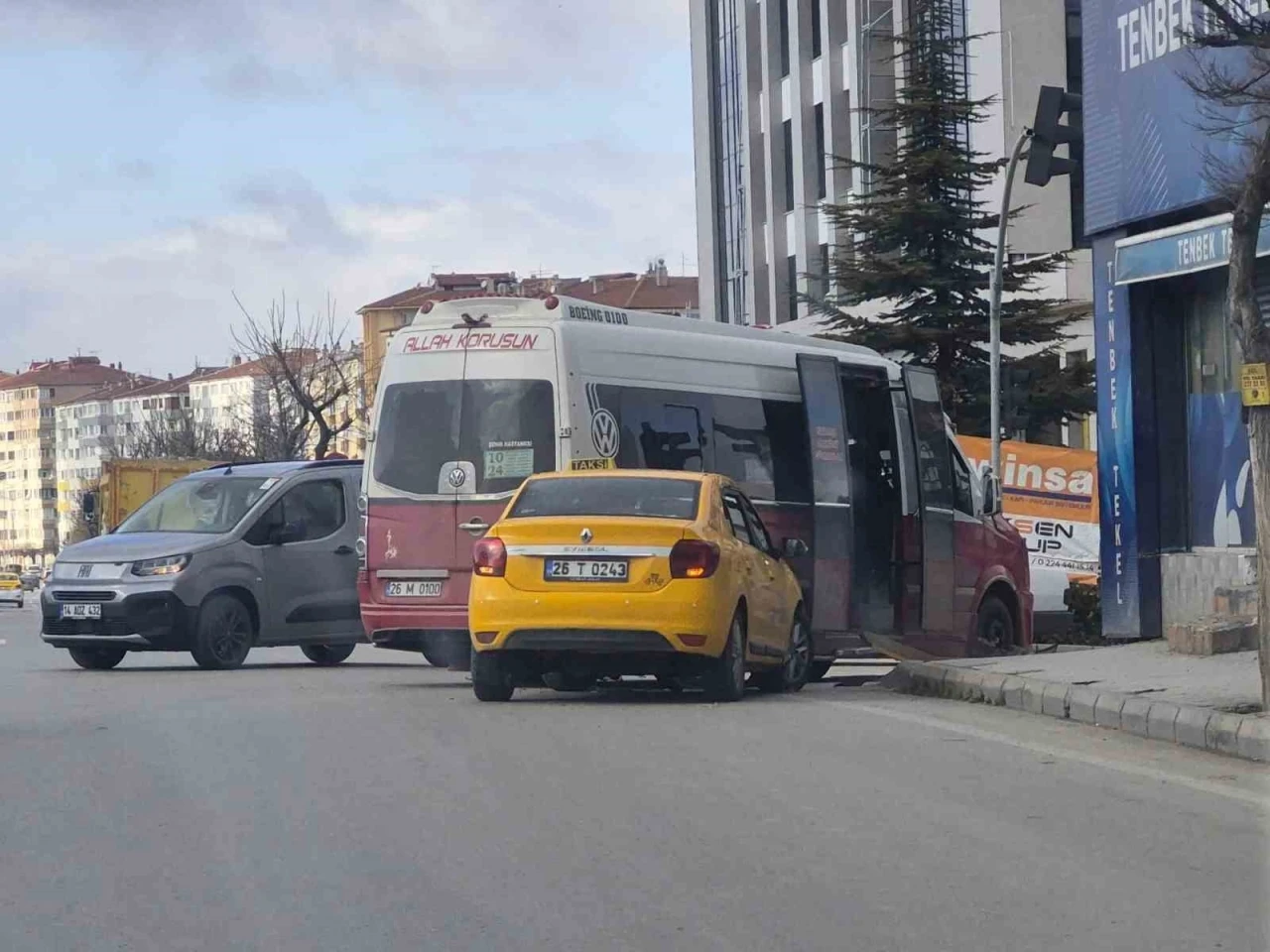 Taksi, d&ouml;n&uuml;ş yapan dolmuşa &ccedil;arptı
