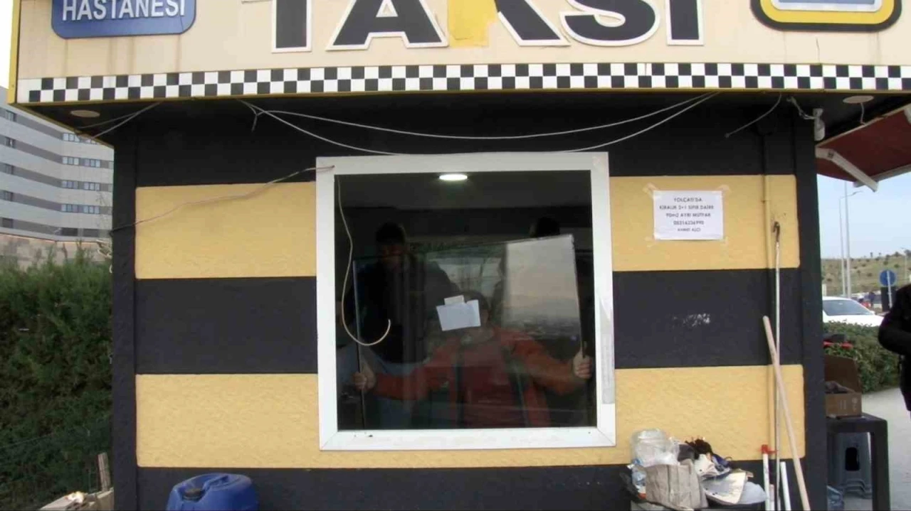 Taksi durağında dehşet anları: G&uuml;venlik kamerası g&ouml;r&uuml;nt&uuml;leri ortaya
