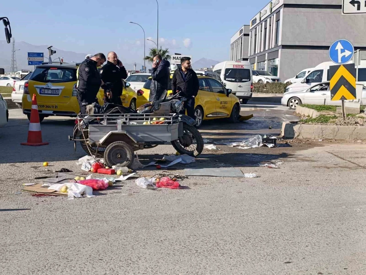 Taksi ile sepetli motosiklet &ccedil;arpıştı: 2 yaralı
