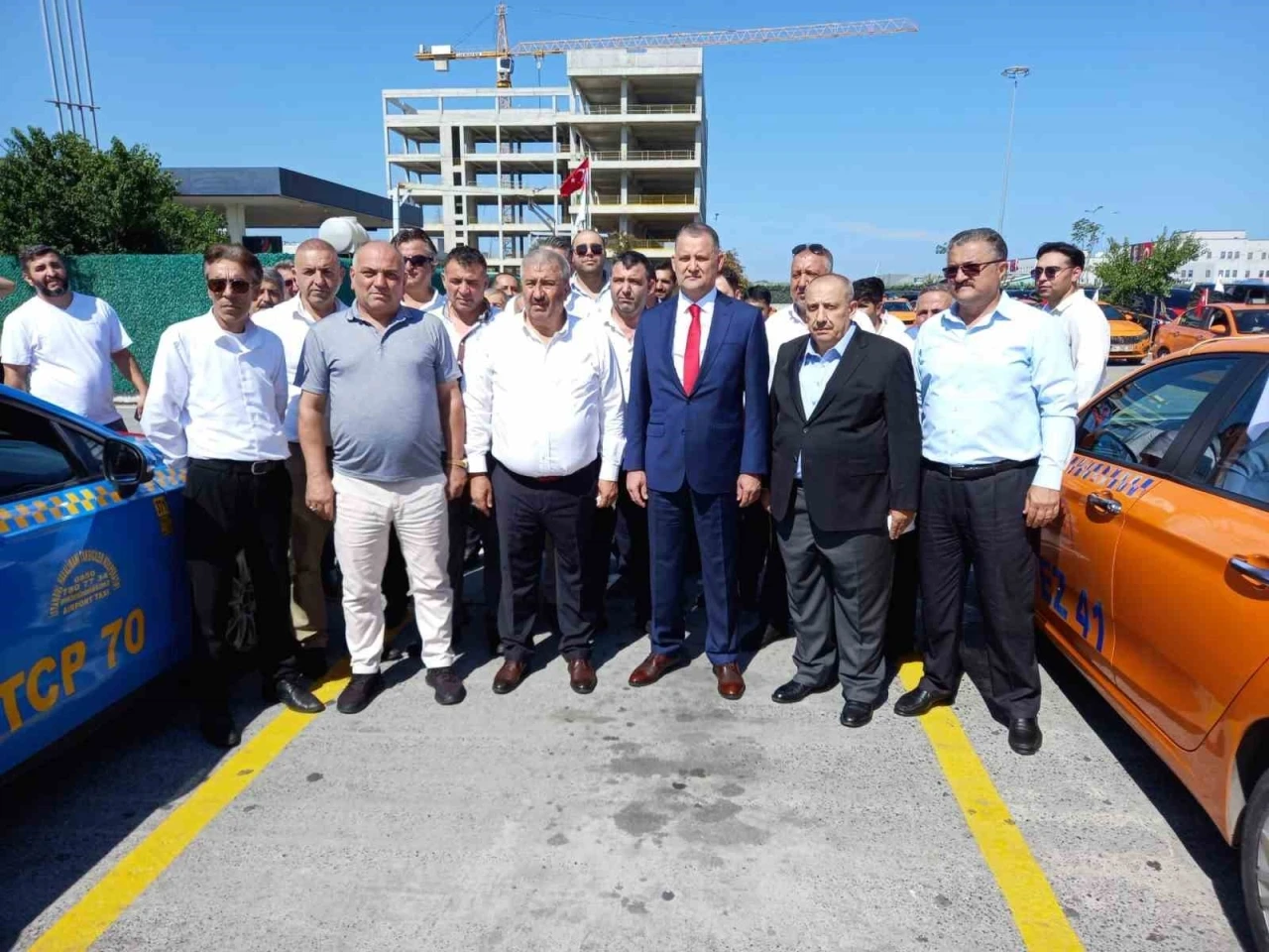 Taksiciler tarafından d&uuml;zenlenen "15 Temmuz Korteji" Atat&uuml;rk Havalimanı&rsquo;na doğru yola &ccedil;ıktı
