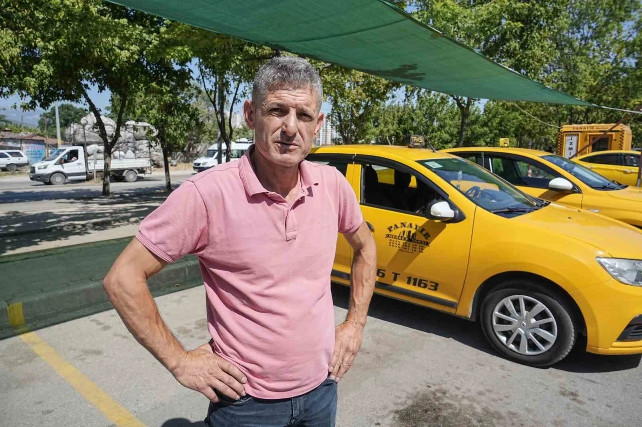 Taksicilerin &quot;bekleme yapma&quot; kavgası kamerada
