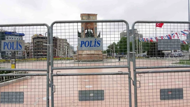 Taksim&rsquo;de 1 Mayıs hazırlıkları başladı: Demir bariyerler getirildi
