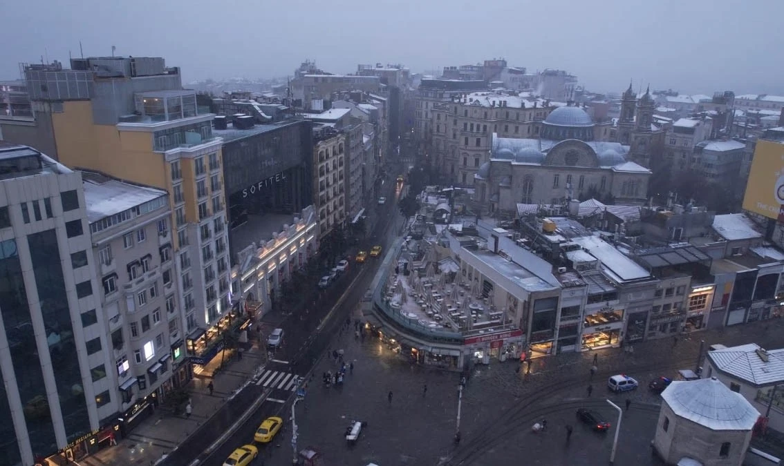Taksim&rsquo;de kar yağışı etkili oluyor
