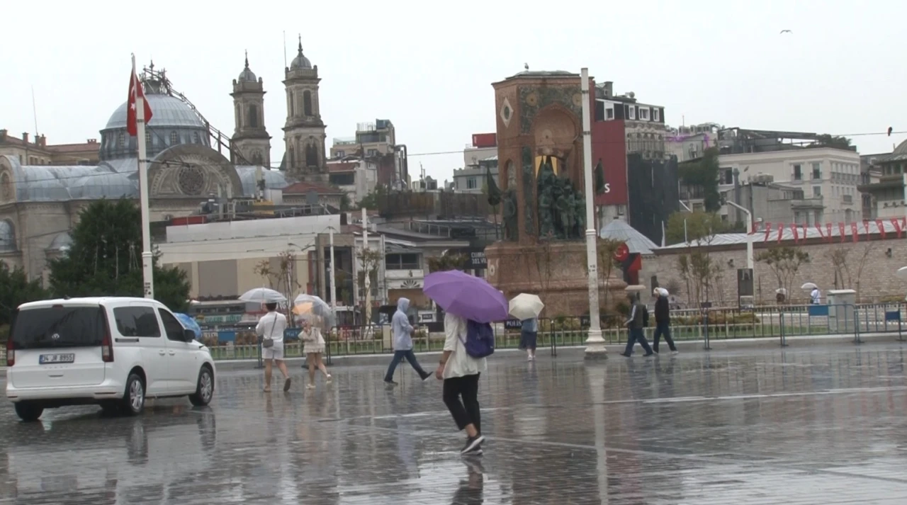 Taksim’de yağışlı hava etkisini sürdürüyor
