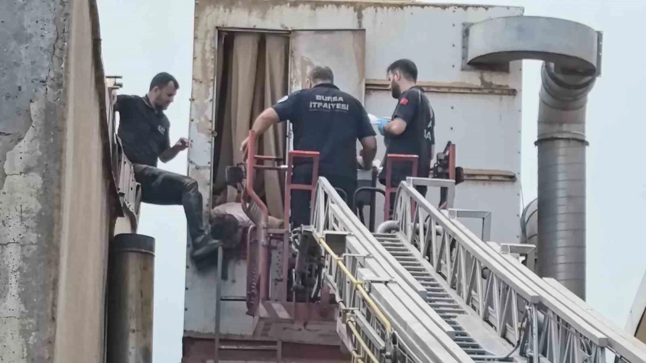 Talaş emici makinesine sıkışan işçiyi itfaiye ekipleri kurtardı
