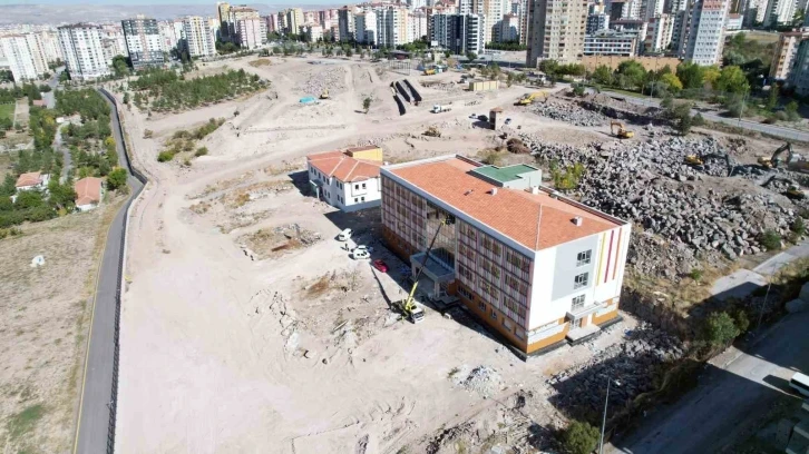 Talas Millet Bah&ccedil;esi Eğitim Kamp&uuml;s&uuml; hızla y&uuml;kseliyor
