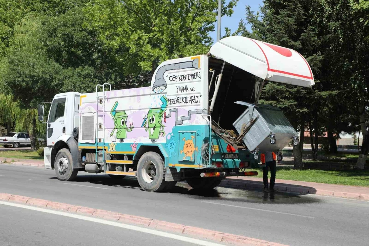 Talas’ta konteynerler hem yıkanıyor hem parfümleniyor
