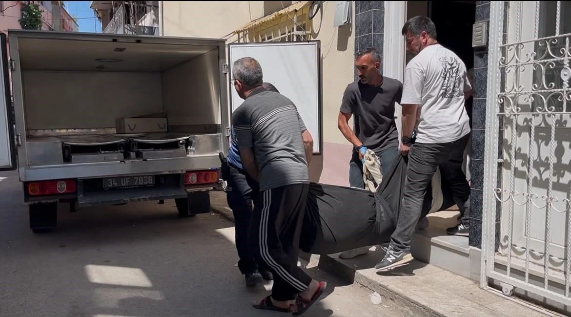 Talihsiz adam merdivenlerde can verdi... Acılı annenin feryadı y&uuml;rekleri dağladı
