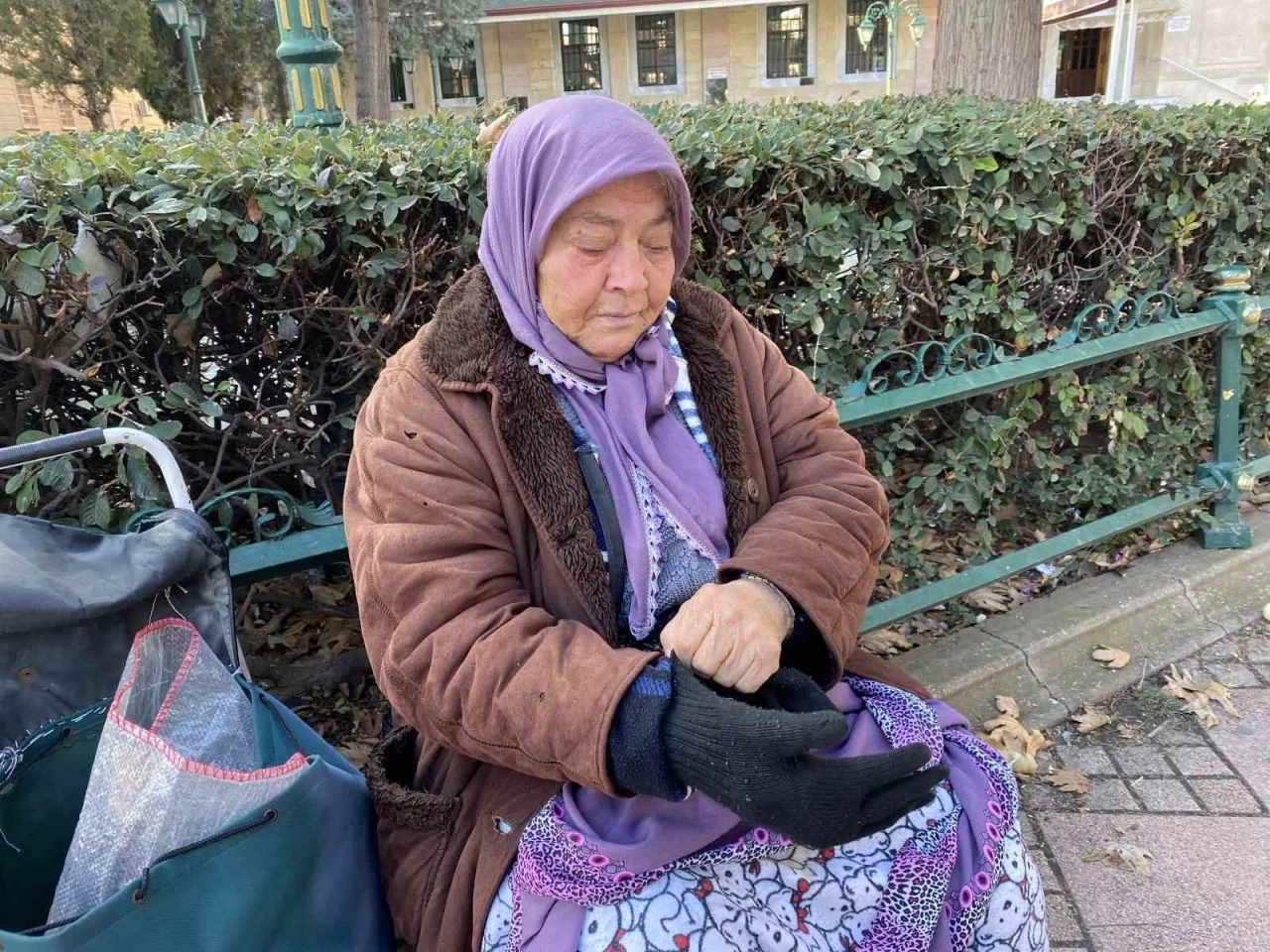 Tam 5 hastalıkla ve 74 yaşında, 9 saat kuş yemi satıp cezaevindeki yakınlarını ge&ccedil;indiriyor
