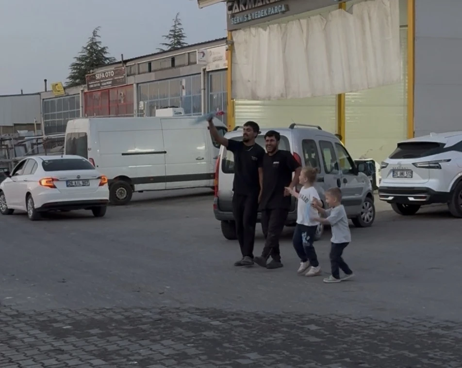 Tamir at&ouml;lyesinde &lsquo;halay&rsquo; molası
