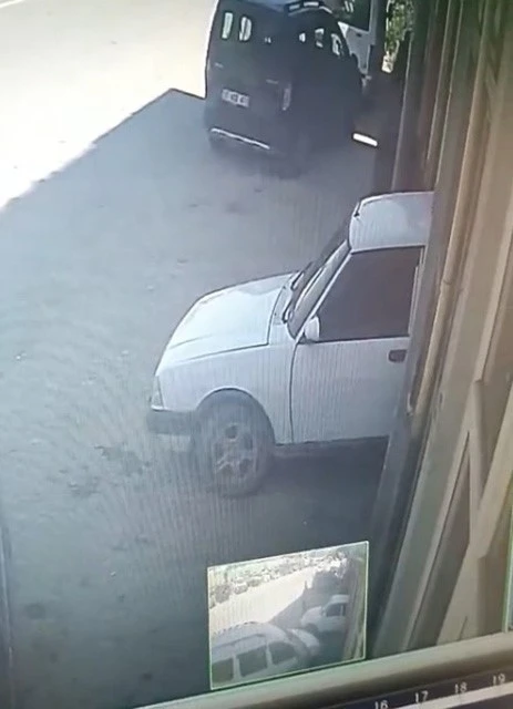 Tamir etmek istediği otomobilin altında kaldı
