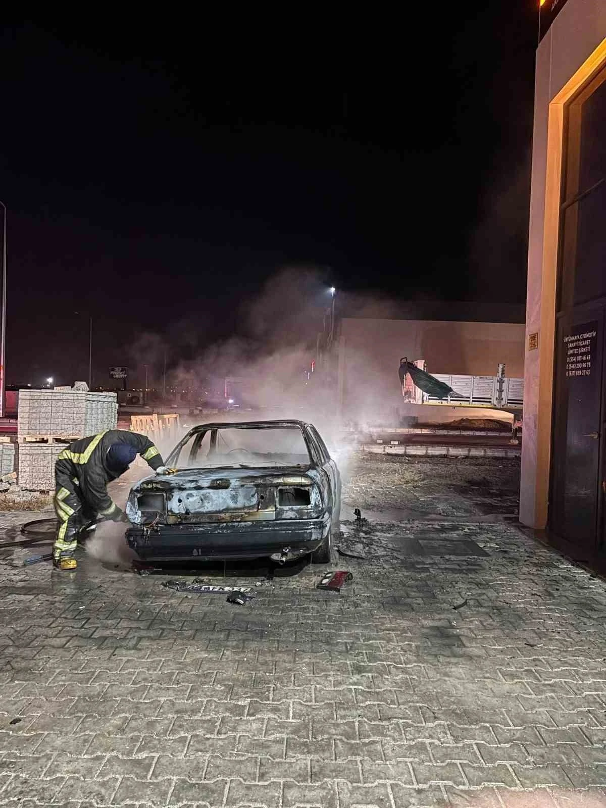 Tamir için bırakılan otomobil alev alev yandı