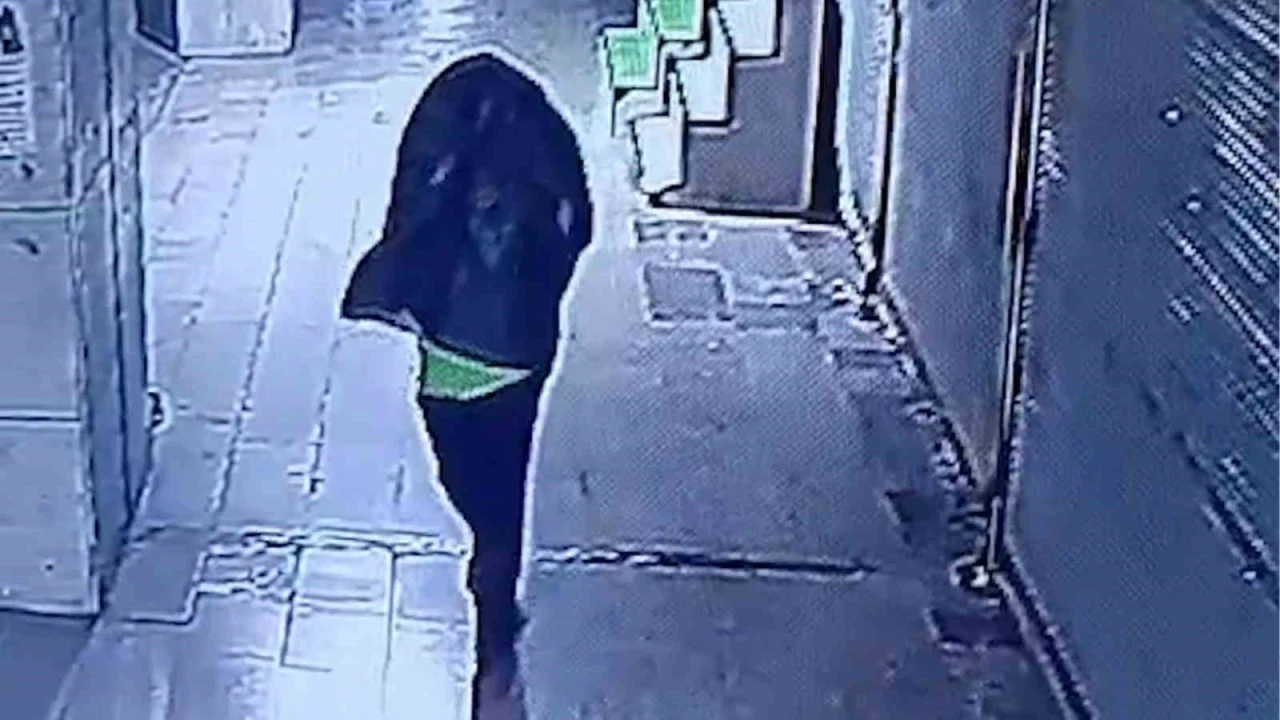 Tanınmamak i&ccedil;in başına &ccedil;&ouml;p poşeti ge&ccedil;irip yangın &ccedil;ıkaran şahıs kameralara yakalandı
