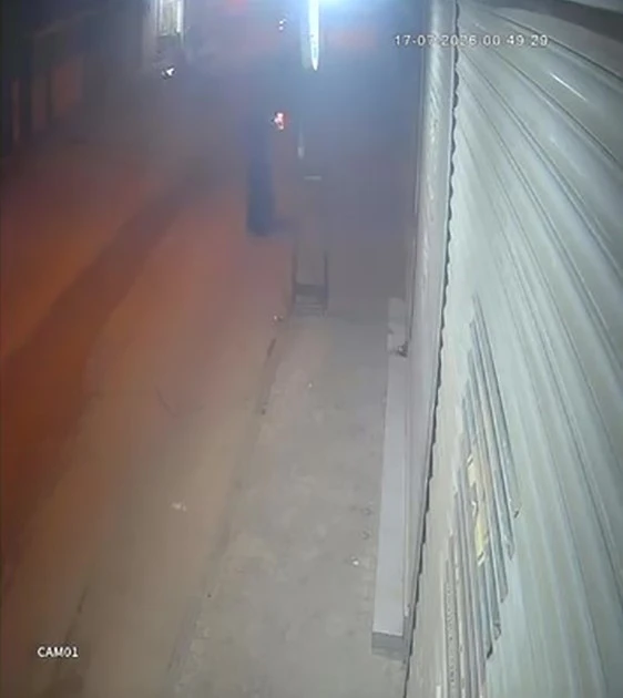 Tanınmamak i&ccedil;in kadın kılığına girip silahlı saldırı d&uuml;zenledi
