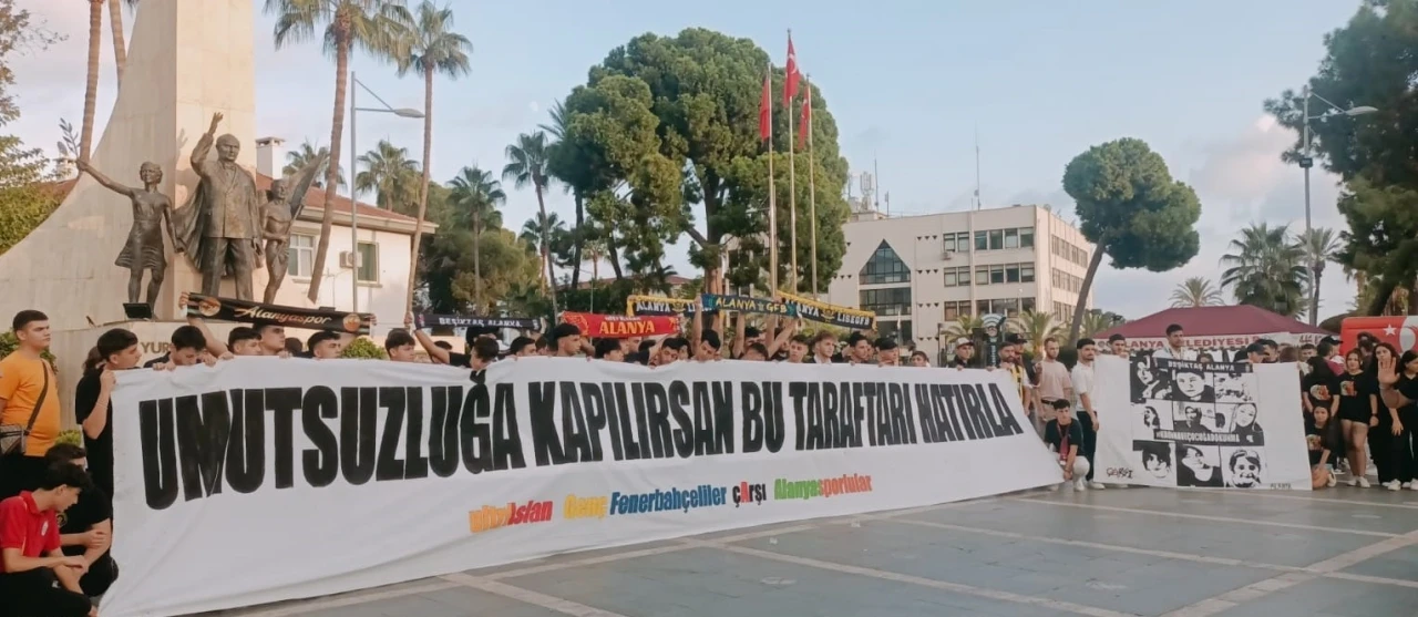 Taraftar grupları tek yürek oldu, kadına şiddete ’hayır’ dedi