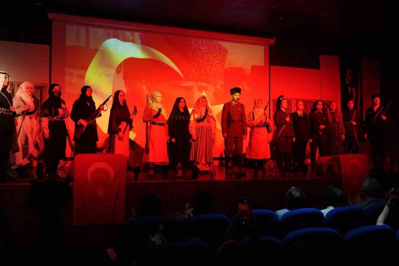 Tarihe ışık tutan defile: 23 kadın kahramanın kıyafetleri defilede sergilendi
