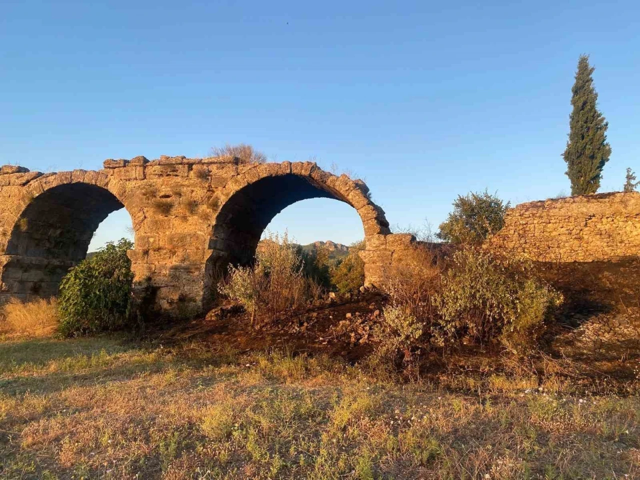 Tarihi Aspendos Su Kemerleri yakınında çıkan yangın korkuttu
