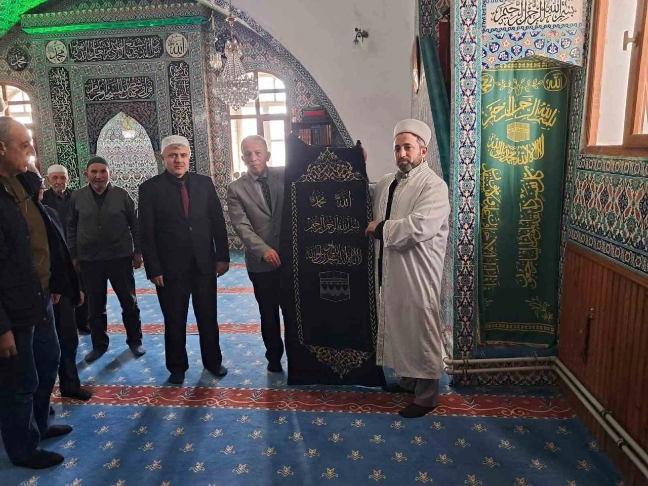 Tarihi B&uuml;ğd&uuml;z Mahalle Camii&rsquo;nin geleneksel motiflerle işlenen minber &ouml;rt&uuml;s&uuml; yenilendi
