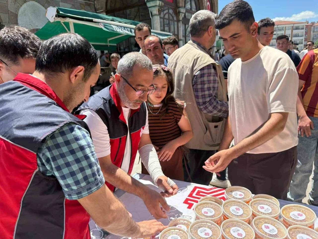 Tarihi &Ccedil;apanoğlu Camii&rsquo;nde aşure ikramı
