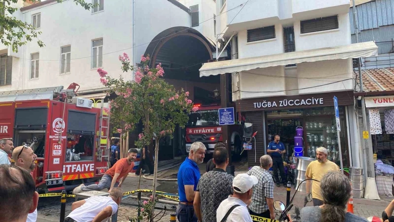 Tarihi çarşıda çıkan yangında zaman karşı mücadele veriliyor
