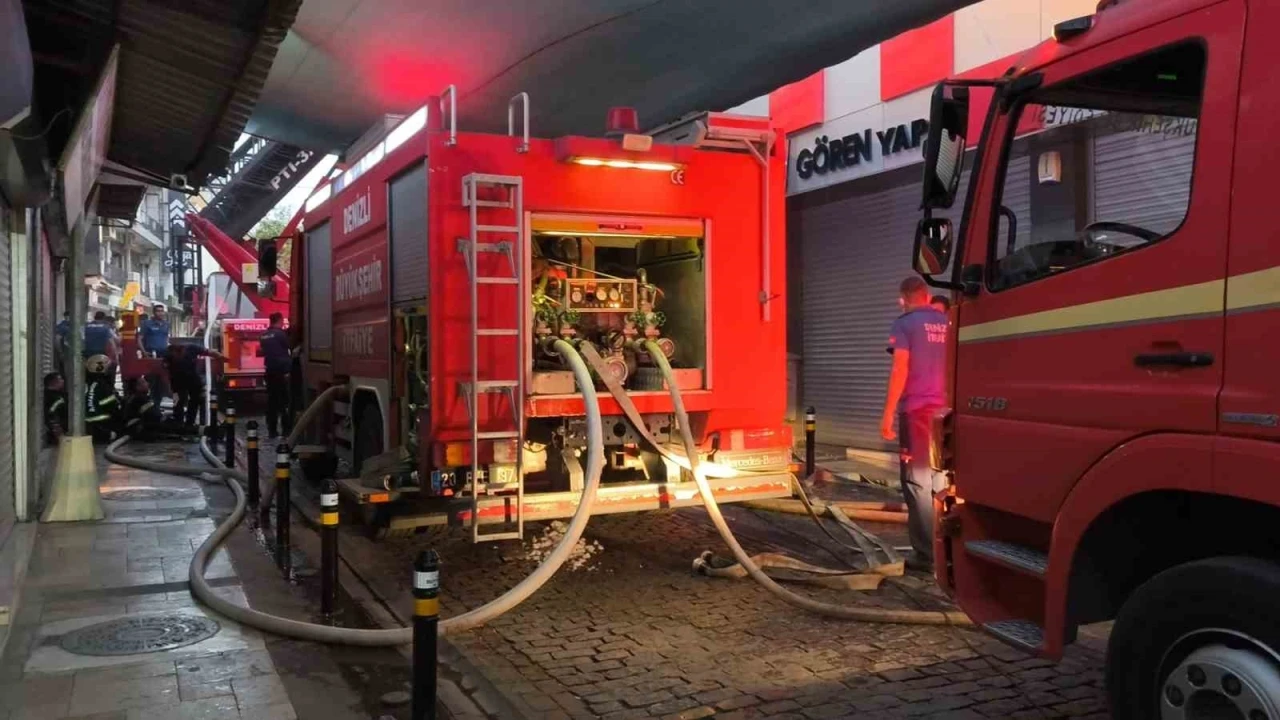 Tarihi Demirciler Çarşısında çıkan yangın paniğe neden oldu
