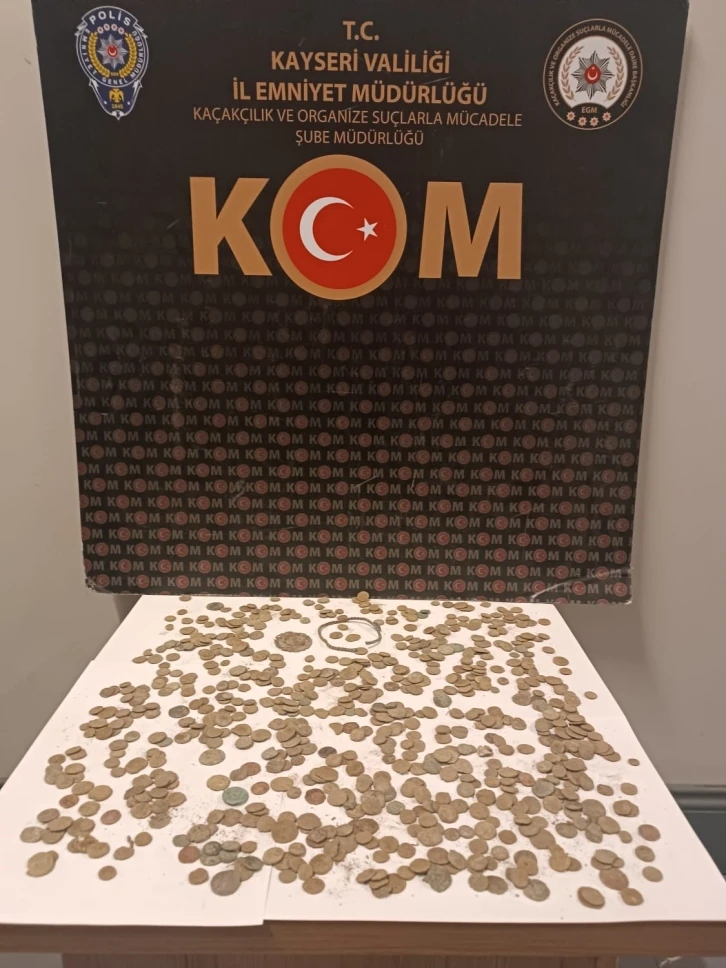 Tarihi eserler piyasaya s&uuml;r&uuml;lemeden yakalandı
