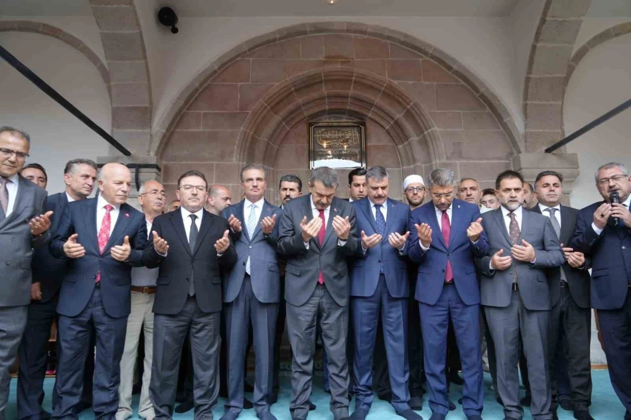 Tarihi Fetih Camii restorasyonun ardından ibadete a&ccedil;ıldı
