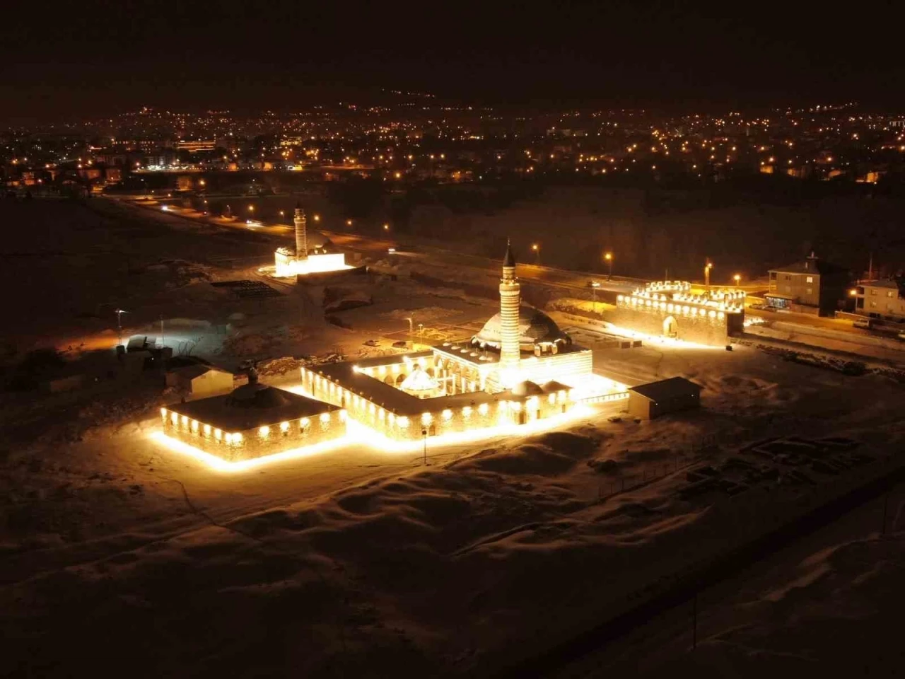 Tarihi H&uuml;srev Paşa Camii&rsquo;nde gece ışıltısı: Tarih ve sanat buluştu
