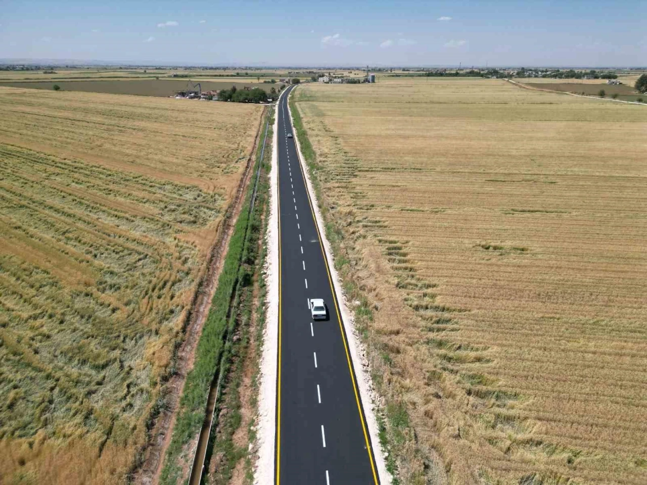 Tarihi ilçedeki yol ilk defa sıcak asfaltla buluştu
