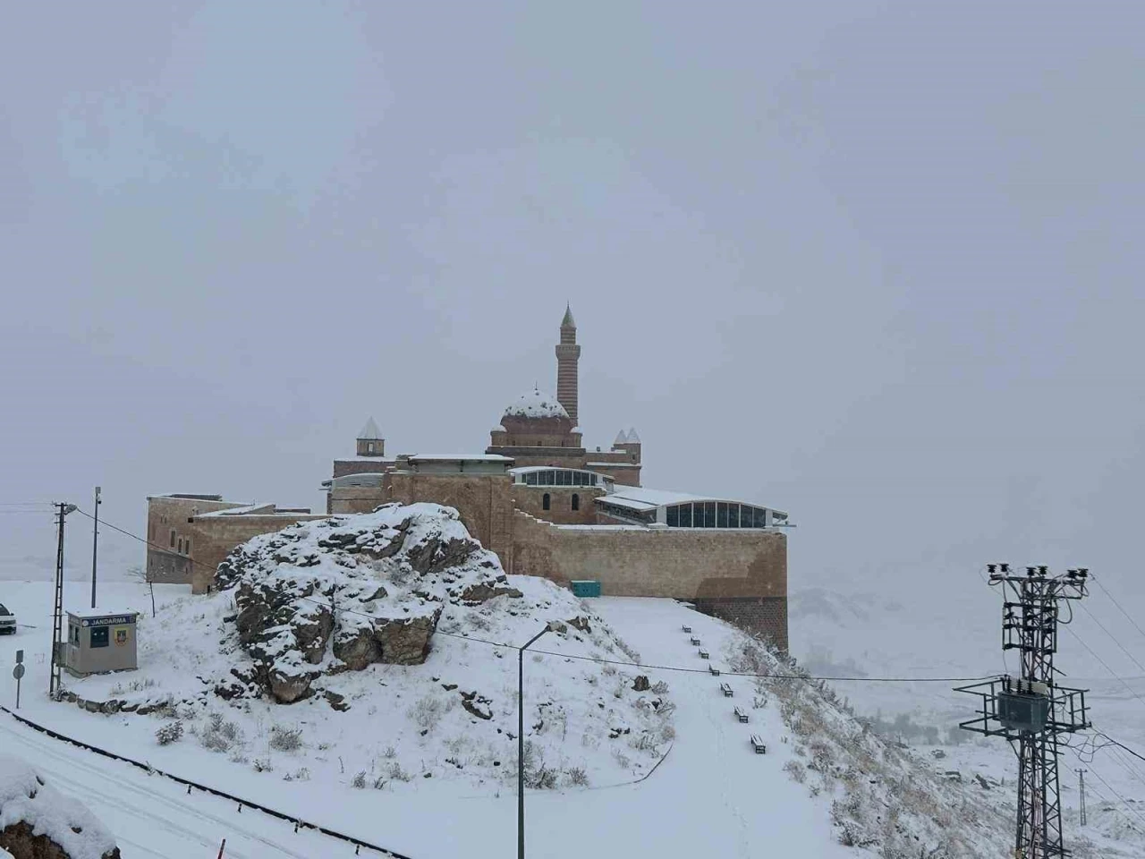 Tarihi İshak Paşa Sarayı beyaza b&uuml;r&uuml;nd&uuml;
